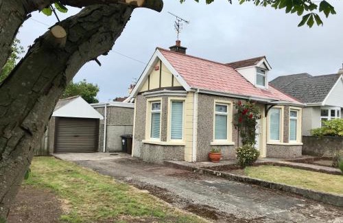 Portrush House | Rose Cottage: Family-Friendly 4-Bedroom Retreat