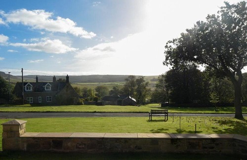 Elsdon House | Beautiful Rose Cottage Elsdon: Pet and Child Friendly Stay