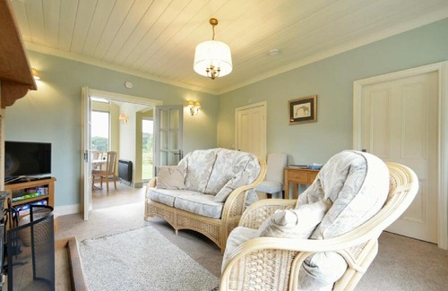 Elsdon House | Beautiful Rose Cottage Elsdon: Pet and Child Friendly Stay