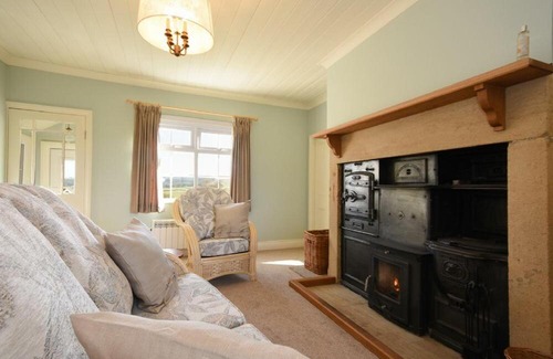 Elsdon House | Beautiful Rose Cottage Elsdon: Pet and Child Friendly Stay
