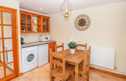 Winston Cottage | Rose Cottage: Family-Friendly Retreat with Kitchen & Breakfast