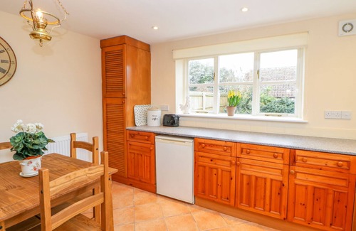 Winston Cottage | Rose Cottage: Family-Friendly Retreat with Kitchen & Breakfast