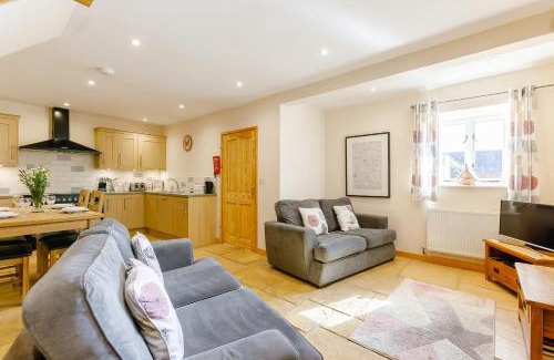 Chipping Norton House | Rose Cottage: 4-Star Retreat for Families and Pets