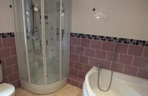 Swanage House | Cozy Rose Cottage with Ocean View & Pet-Friendly Amenities