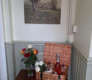 Oakengates House | Rose Cottage: Family-Friendly Retreat Surrounded by Nature