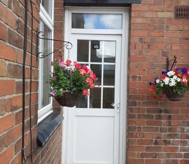 Oakengates House | Rose Cottage: Family-Friendly Retreat Surrounded by Nature
