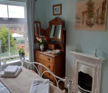 Oakengates House | Rose Cottage: Family-Friendly Retreat Surrounded by Nature