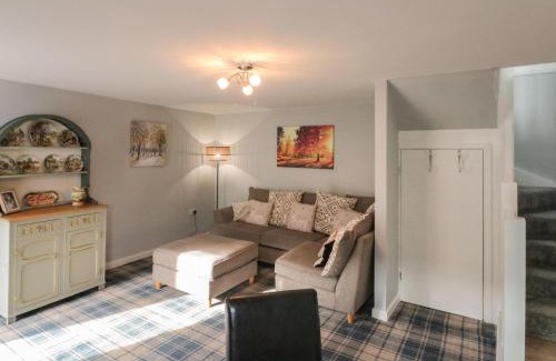 Castleton House | Delightful Rose Cottage: Pet Friendly & 4-Star Comfort