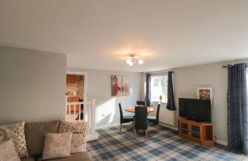 Castleton House | Delightful Rose Cottage: Pet Friendly & 4-Star Comfort