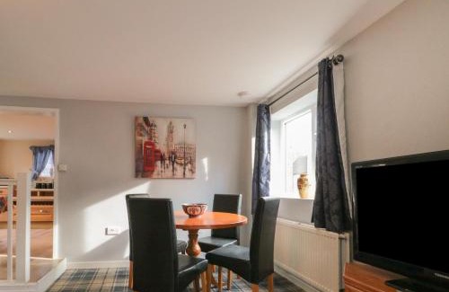 Castleton House | Delightful Rose Cottage: Pet Friendly & 4-Star Comfort