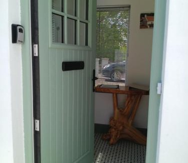 Killarney House | Inviting Rose Cottage: Exceptional 4-Star Family Retreat