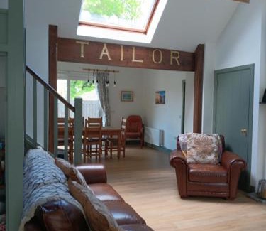 Killarney House | Inviting Rose Cottage: Exceptional 4-Star Family Retreat