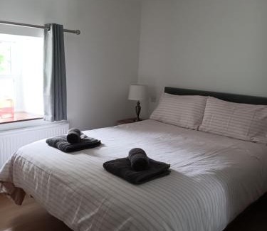 Killarney House | Inviting Rose Cottage: Exceptional 4-Star Family Retreat