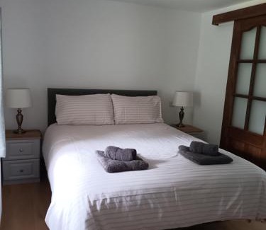 Killarney House | Inviting Rose Cottage: Exceptional 4-Star Family Retreat
