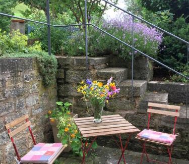Adelshofen Apartment | Enchanting Rose Cottage in Romantic Taubertal - Pet Friendly