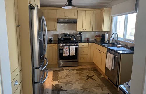 Harpswell Center Cottage | Oceanfront Rose Cottage with Private Dock & Family Amenities