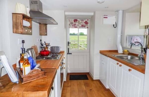 Monmouth Cottage | Rose Cottage: Unique Pet-Friendly Retreat in Welsh Newton
