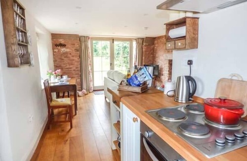 Monmouth Cottage | Rose Cottage: Unique Pet-Friendly Retreat in Welsh Newton
