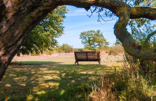 Sudbury House | Rose Cottage: Cozy Retreat with Footpaths to Local Pub