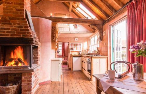 Sudbury House | Rose Cottage: Cozy Retreat with Footpaths to Local Pub