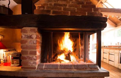 Sudbury House | Rose Cottage: Cozy Retreat with Footpaths to Local Pub