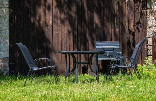 Chlum u Trebone Apartment | Rose Cottage: Pet-Friendly Retreat with 9.2/10 Guest Rating
