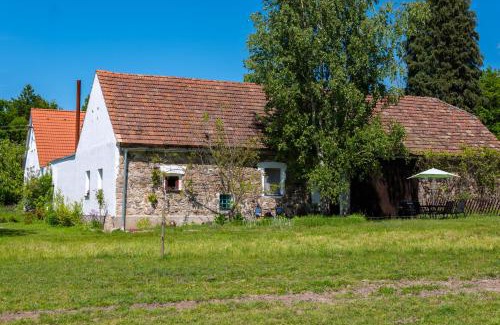 Chlum u Trebone Apartment | Rose Cottage: Pet-Friendly Retreat with 9.2/10 Guest Rating