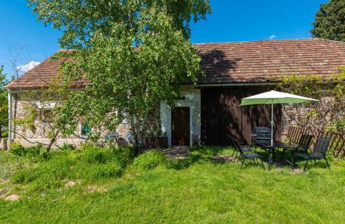 Chlum u Trebone Apartment | Rose Cottage: Pet-Friendly Retreat with 9.2/10 Guest Rating