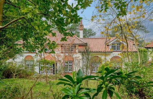 West Runton House | Cozy Rose Cottage Retreat in West Runton for Families