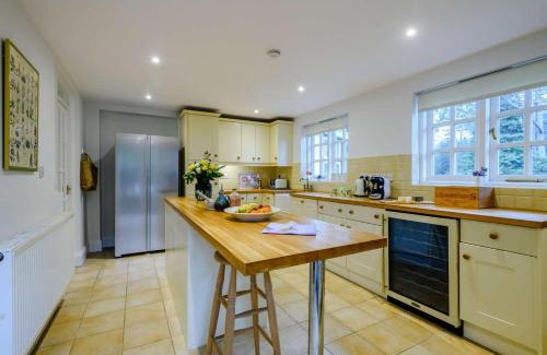 West Runton House | Cozy Rose Cottage Retreat in West Runton for Families