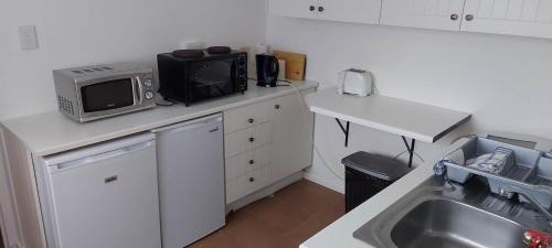 Westcliff Apartment | Cozy Rose Cottage with Ocean View & Delicious Breakfast