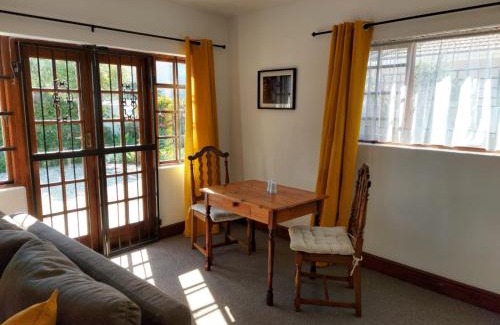 Westcliff Apartment | Cozy Rose Cottage with Ocean View & Delicious Breakfast