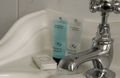 Knutsford Hotel | Rose & Crown Inn: Highly Rated Stay with Family-Friendly Perks