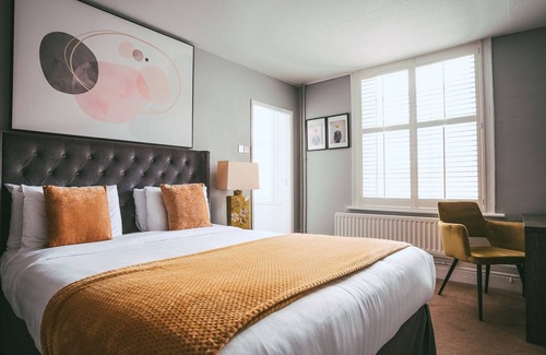 Knutsford Hotel | Rose & Crown Inn: Highly Rated Stay with Family-Friendly Perks