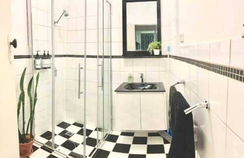 Tumut Apartment | Cozy Rose End Apartment - Guest Rated 9.2/10, Family Friendly