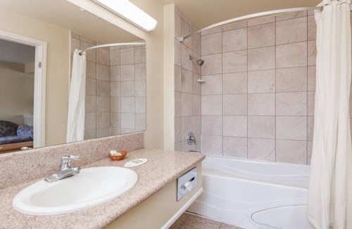 College Park Hotel | Discover Comfort at Hotel Rose Garden with Family Amenities