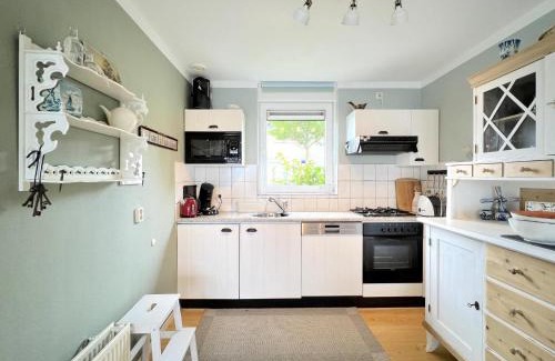 Stevensweert House | Rose Garden: Family-Friendly Retreat for Memorable Stays