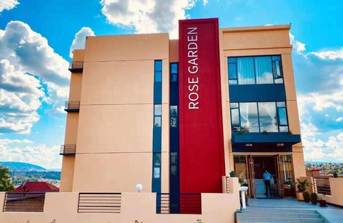 Remera Apartment | Discover Rose Garden Private Apartment with Pool & Breakfast