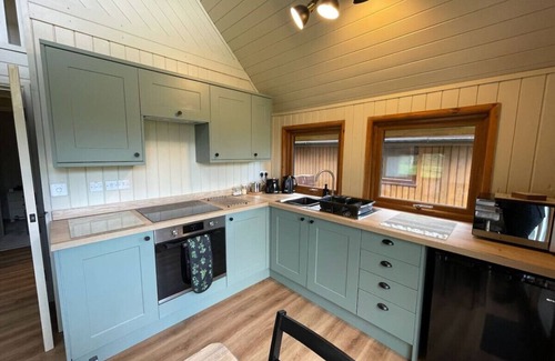 Saint Breward Cabin | RoseTree Lodge: Cozy 3-Bedroom Retreat with Lake View