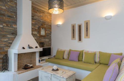 Apollonia House | Rose Home: Family-Friendly Retreat with Restaurant on-site