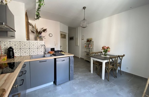 L'Isle-sur-la-Sorgue Apartment | Discover Rose Island: Family-Friendly Stay in the City