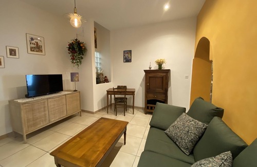 L'Isle-sur-la-Sorgue Apartment | Discover Rose Island: Family-Friendly Stay in the City