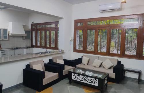Bedla Villa | Premier Rose Farm Getaway: Pet-Friendly and Family-Centric