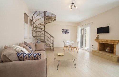 Razata Apartment | Elegant Rose Maisonette: 4-Star Retreat with 9.5/10 Rating