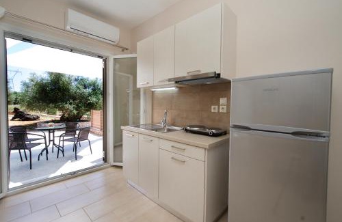 Razata Apartment | Elegant Rose Maisonette: 4-Star Retreat with 9.5/10 Rating