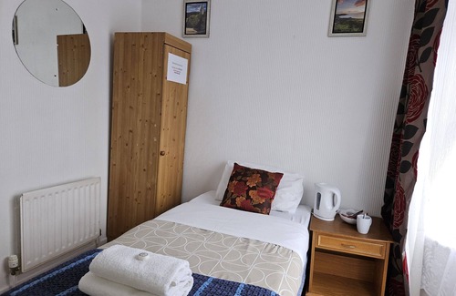 Peterborough House | Discover Rose Marie Guest House: Family-Friendly Retreat