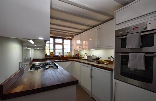 Hastings Cottage | Inviting Rose Mullion Cottage: Pet-Friendly Retreat with Breakfast