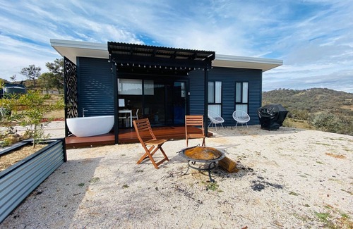 Grattai Cabin | Rose Quartz: Romantic Getaway with Scenic Outdoor Bath