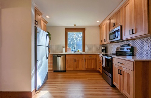 Newberg Apartment | Experience Newberg Wine Country Suites: Rose Room Retreat