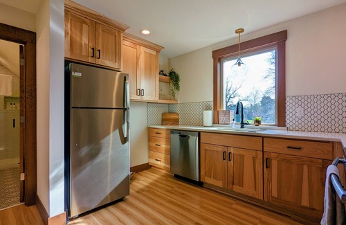 Newberg Apartment | Experience Newberg Wine Country Suites: Rose Room Retreat